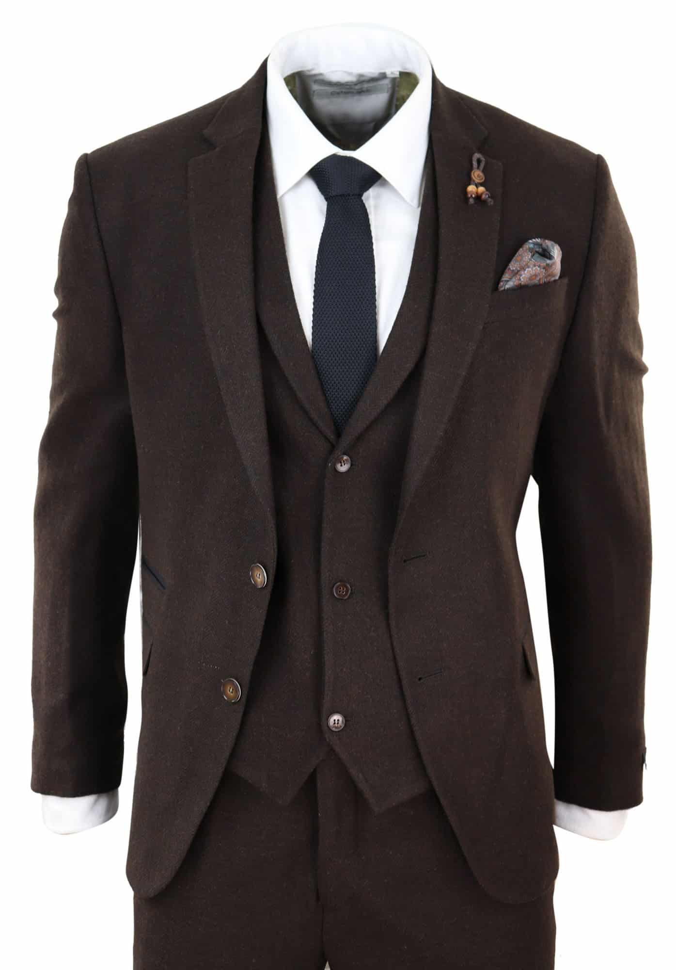 Traje de tres piezas de tweed marrón con estampado de espiga