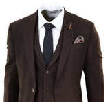 Traje de tres piezas de tweed marrón con estampado de espiga