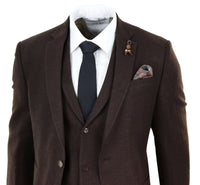 Traje de tres piezas de tweed marrón con estampado de espiga