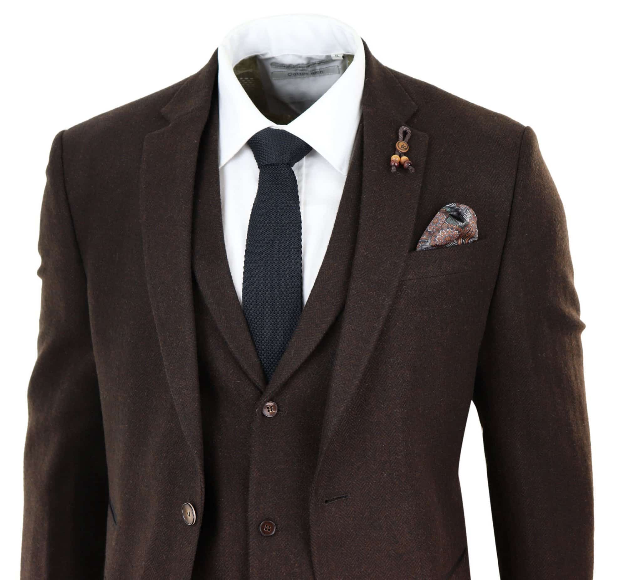 Traje de tres piezas de tweed marrón con estampado de espiga