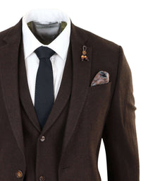 Traje de tres piezas de tweed marrón con estampado de espiga