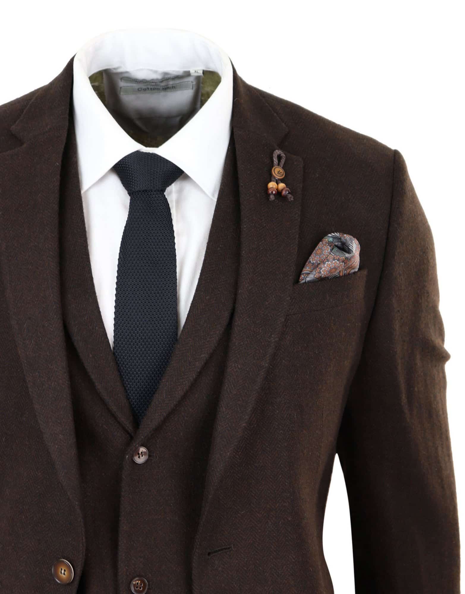Traje de tres piezas de tweed marrón con estampado de espiga