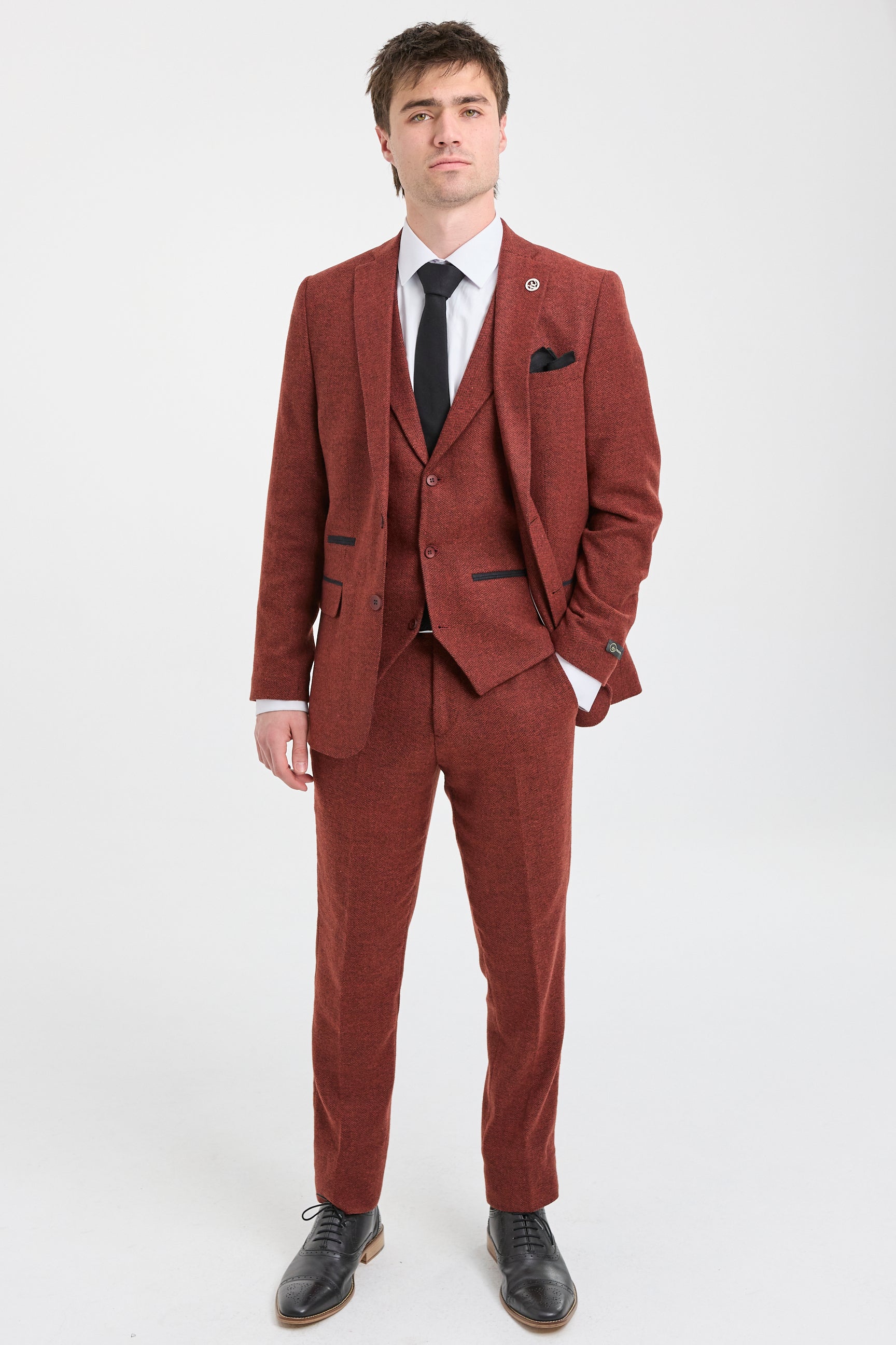Traje de tres piezas de tweed con estampado de espiga color óxido