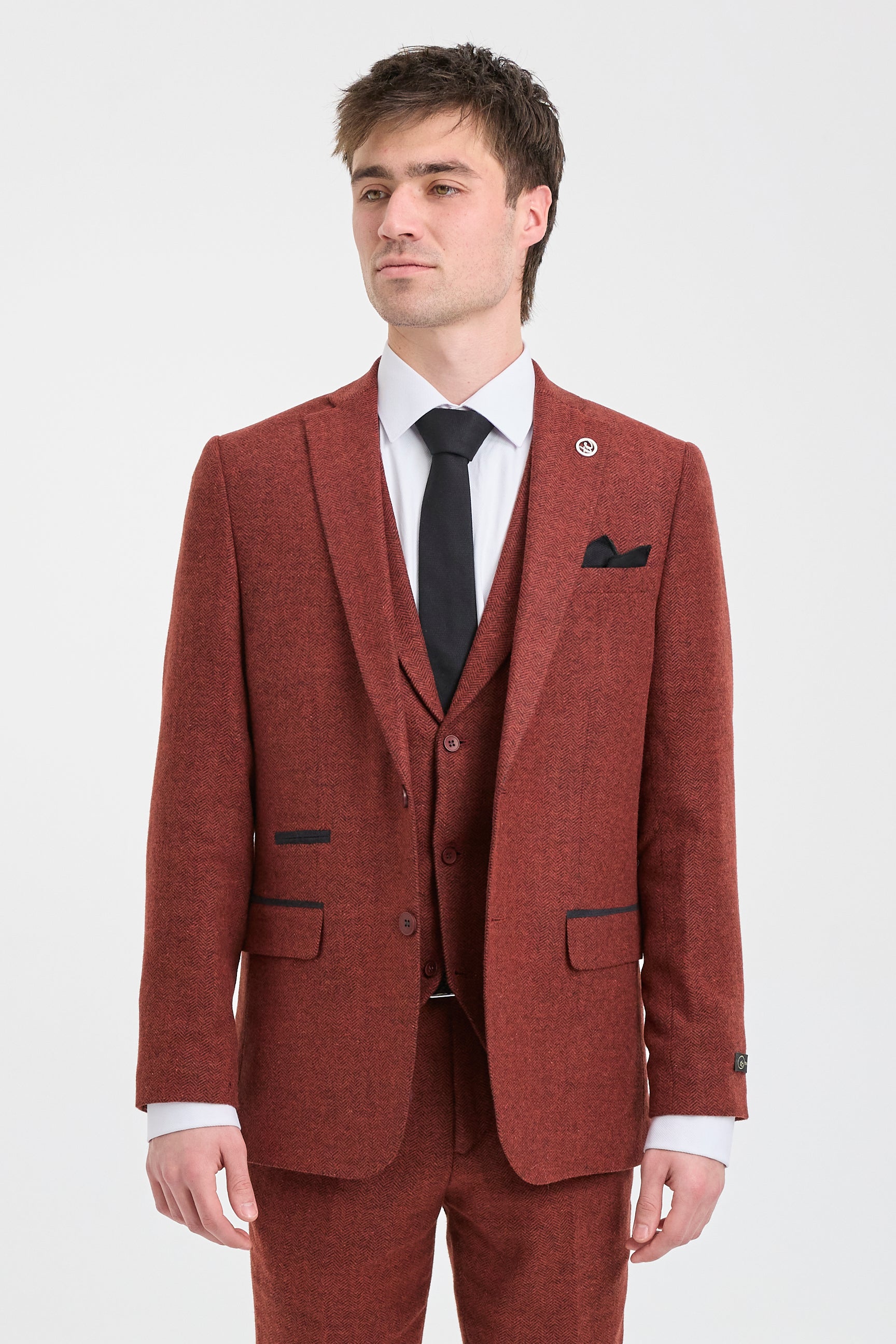 Traje de tres piezas de tweed con estampado de espiga color óxido