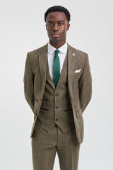 Traje de tres piezas de tweed de espiga color roble.