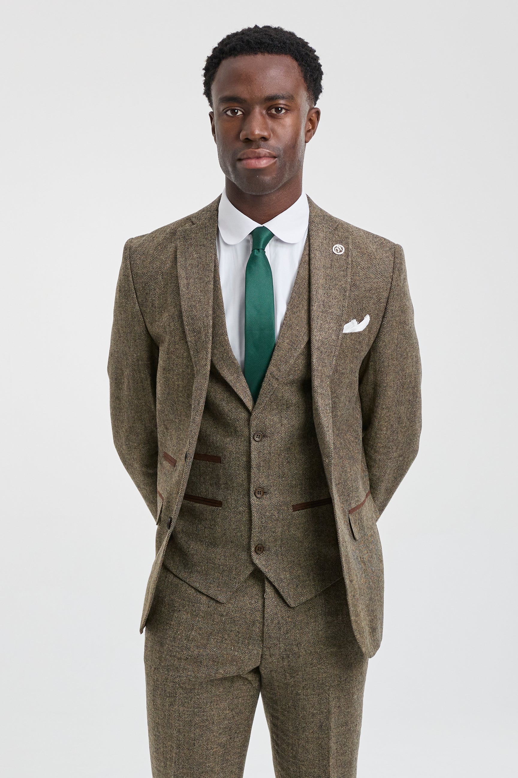 Traje de tres piezas de tweed de espiga color roble.