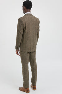 Traje de tres piezas de tweed de espiga color roble.