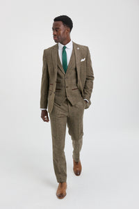 Traje de tres piezas de tweed de espiga color roble.