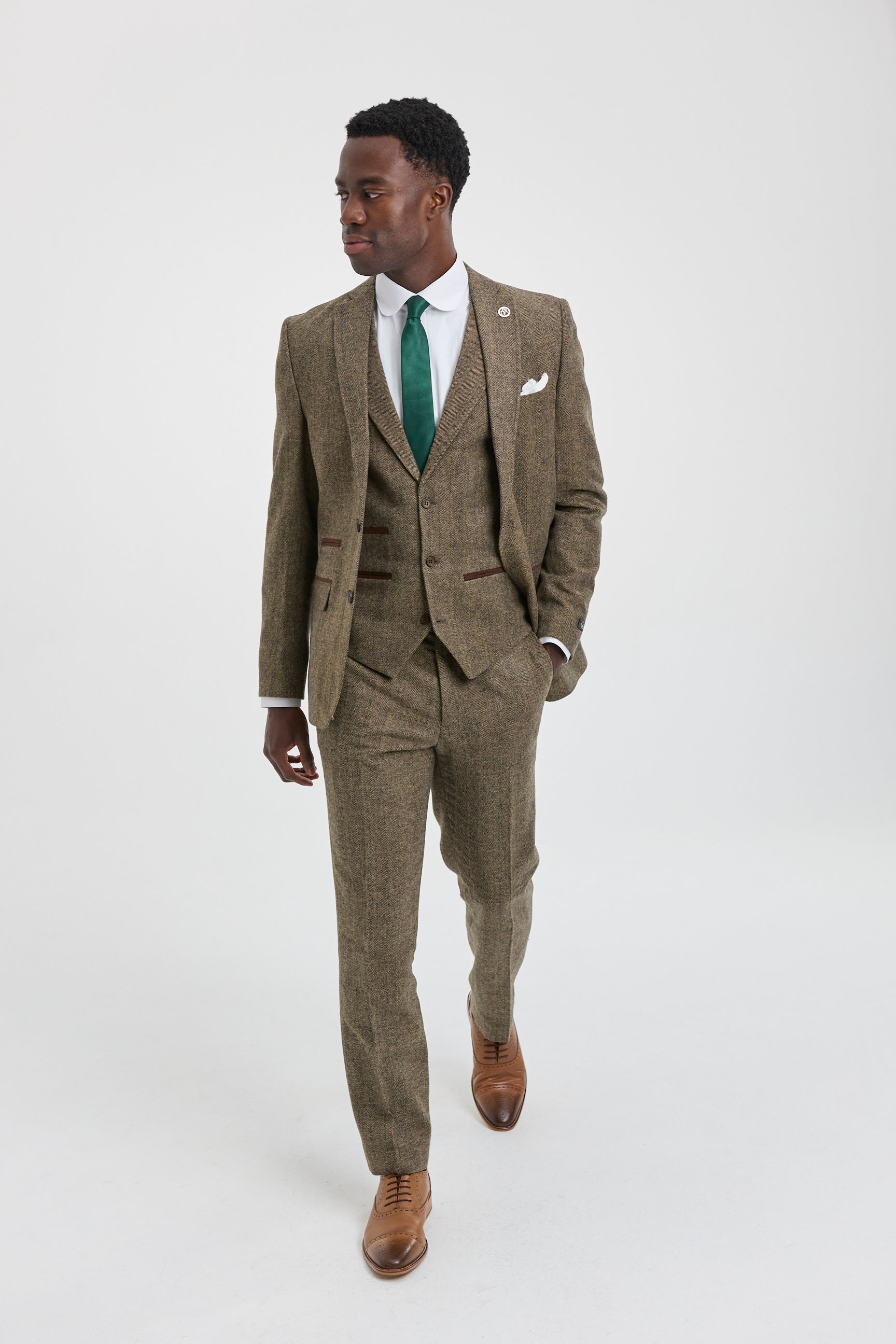 Traje de tres piezas de tweed de espiga color roble.