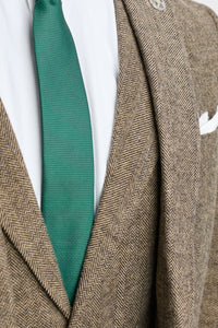 Traje de tres piezas de tweed de espiga color roble.