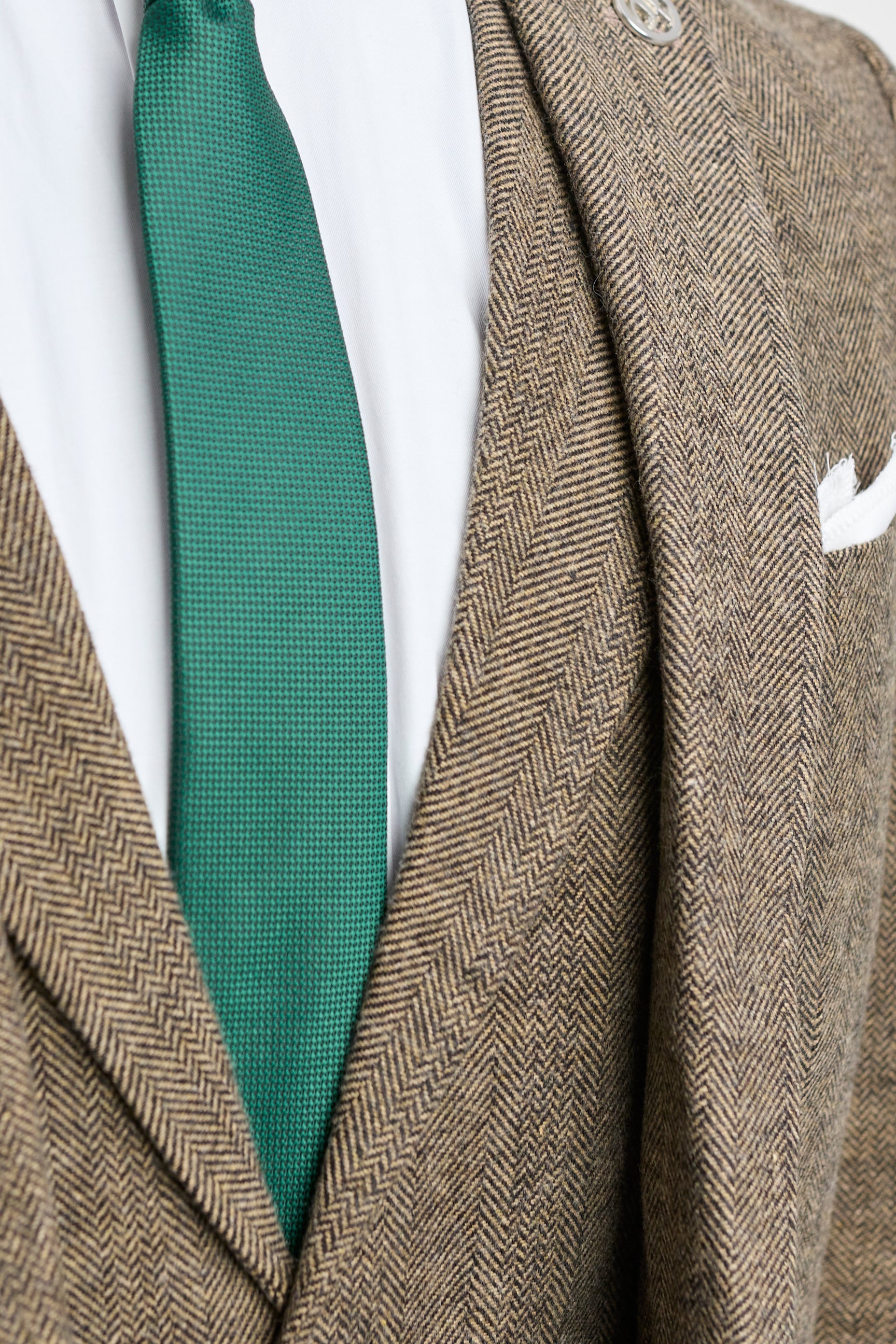 Traje de tres piezas de tweed de espiga color roble.
