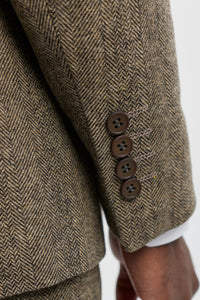 Traje de tres piezas de tweed de espiga color roble.