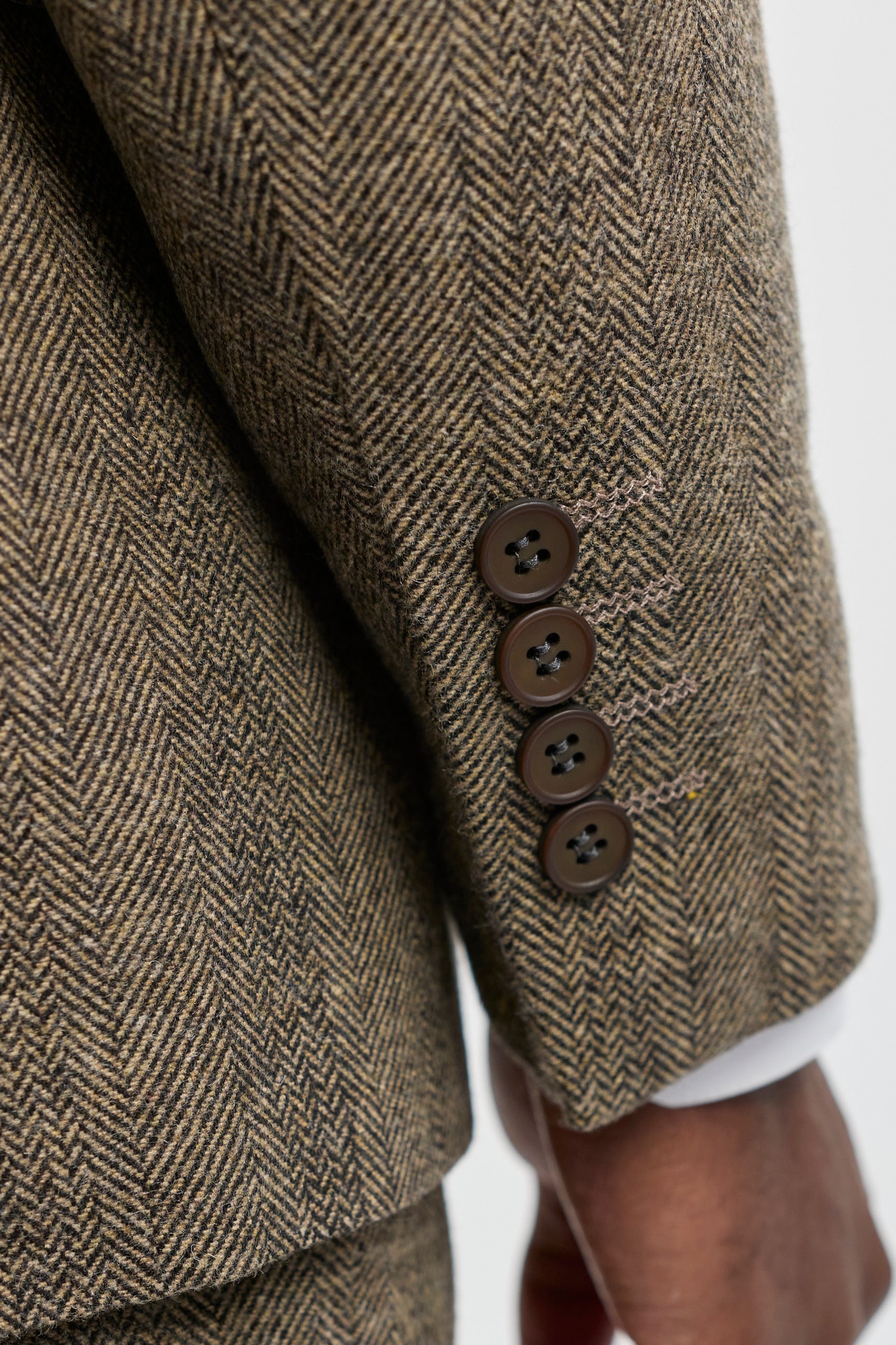 Traje de tres piezas de tweed de espiga color roble.