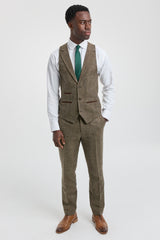 Traje de tres piezas de tweed de espiga color roble.