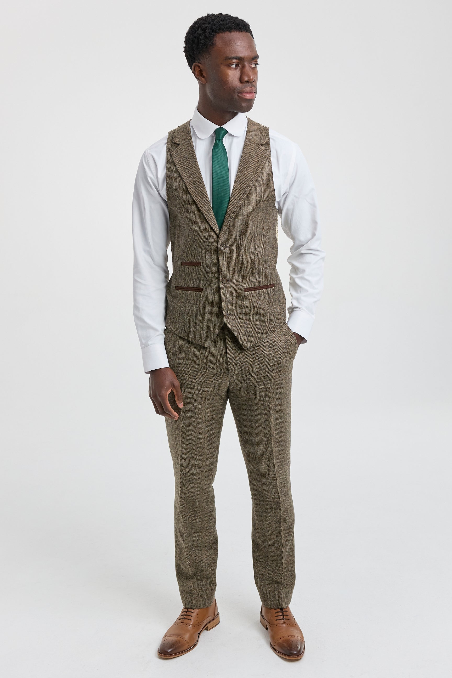 Traje de tres piezas de tweed de espiga color roble.