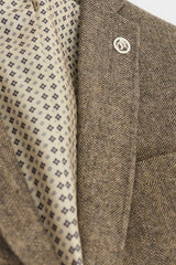 Traje de tres piezas de tweed de espiga color roble.