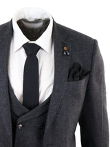 Traje de tres piezas de tweed gris oscuro