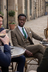 Traje de tres piezas de tweed de espiga color roble.