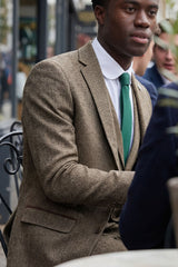 Traje de tres piezas de tweed de espiga color roble.