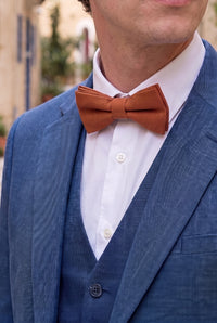 Pajarita doble de color marrón para hombre