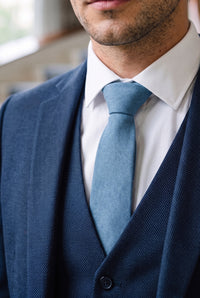 Corbata de hombre azul claro con acabado de ante.
