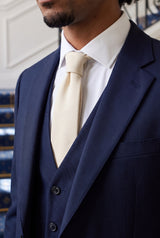Corbata de hombre color crema con acabado de ante.