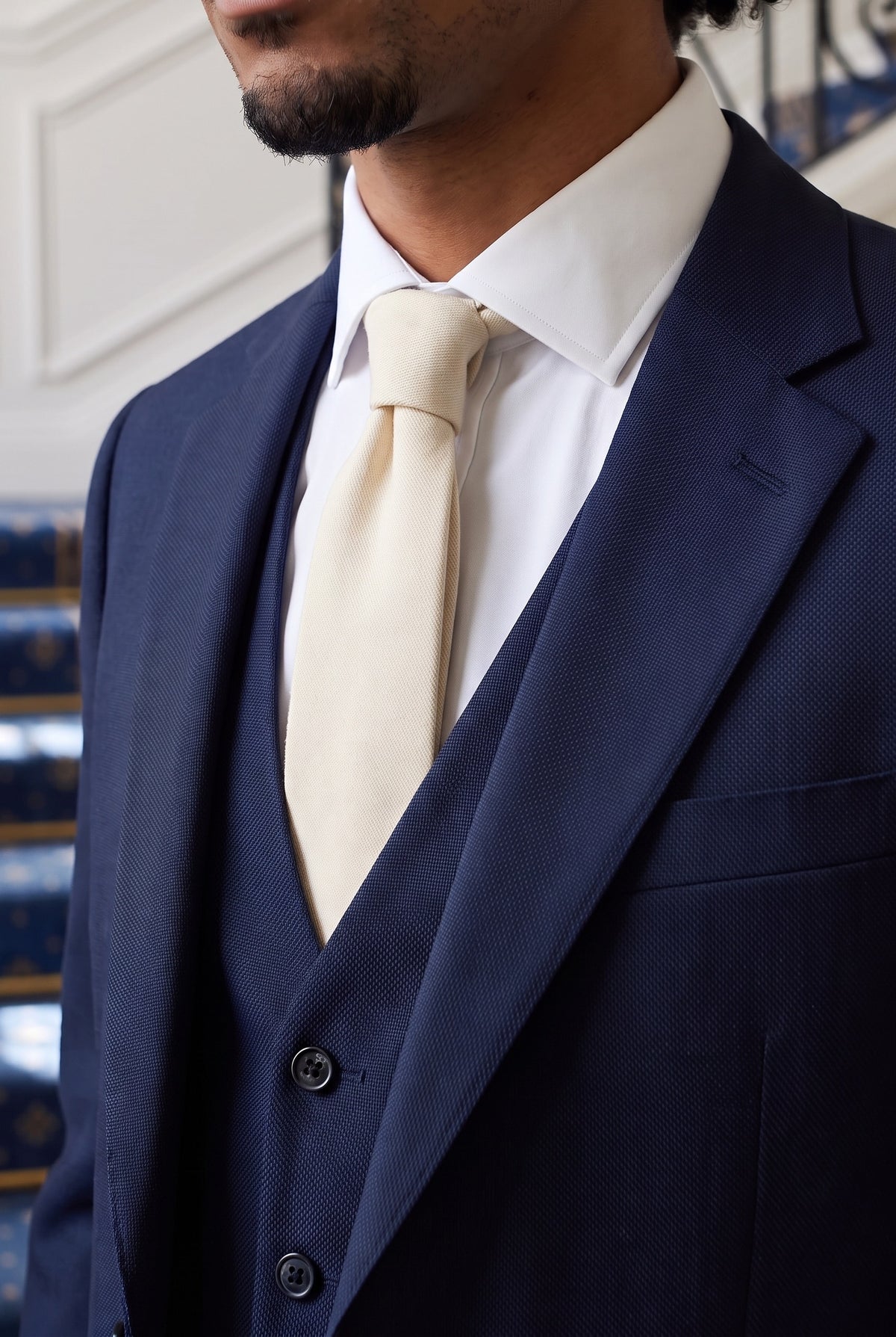 Corbata de hombre color crema con acabado de ante.