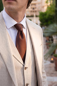 Corbata estrecha lisa de color marrón claro para hombre