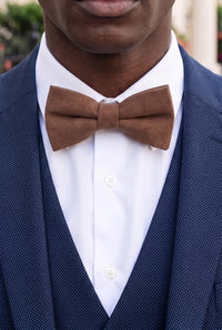 Pajarita doble de color marrón para hombre