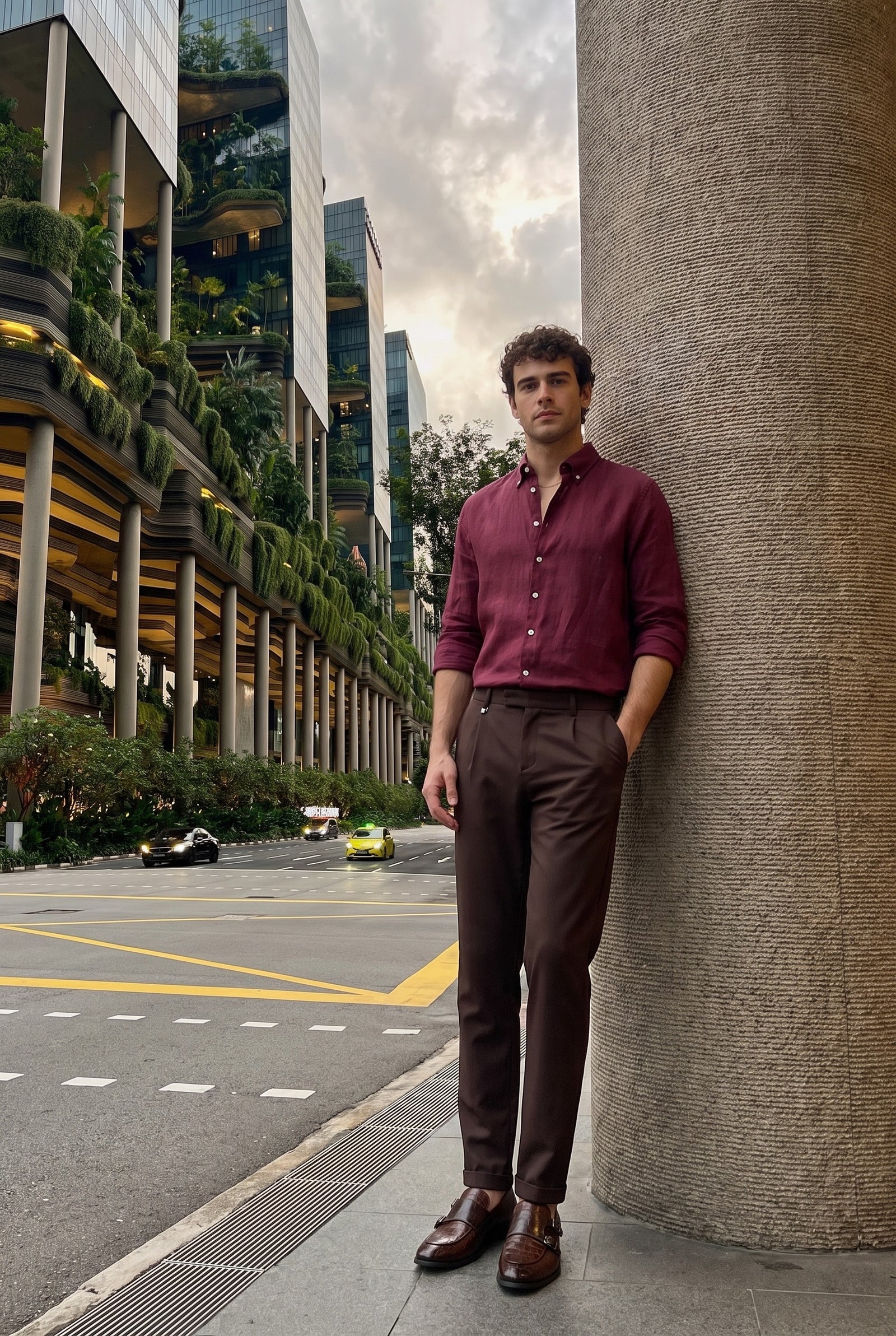 Look #894 styled with Pantalones Gurkha plisados marrones para hombre, cintura ajustable, corte entallado.
