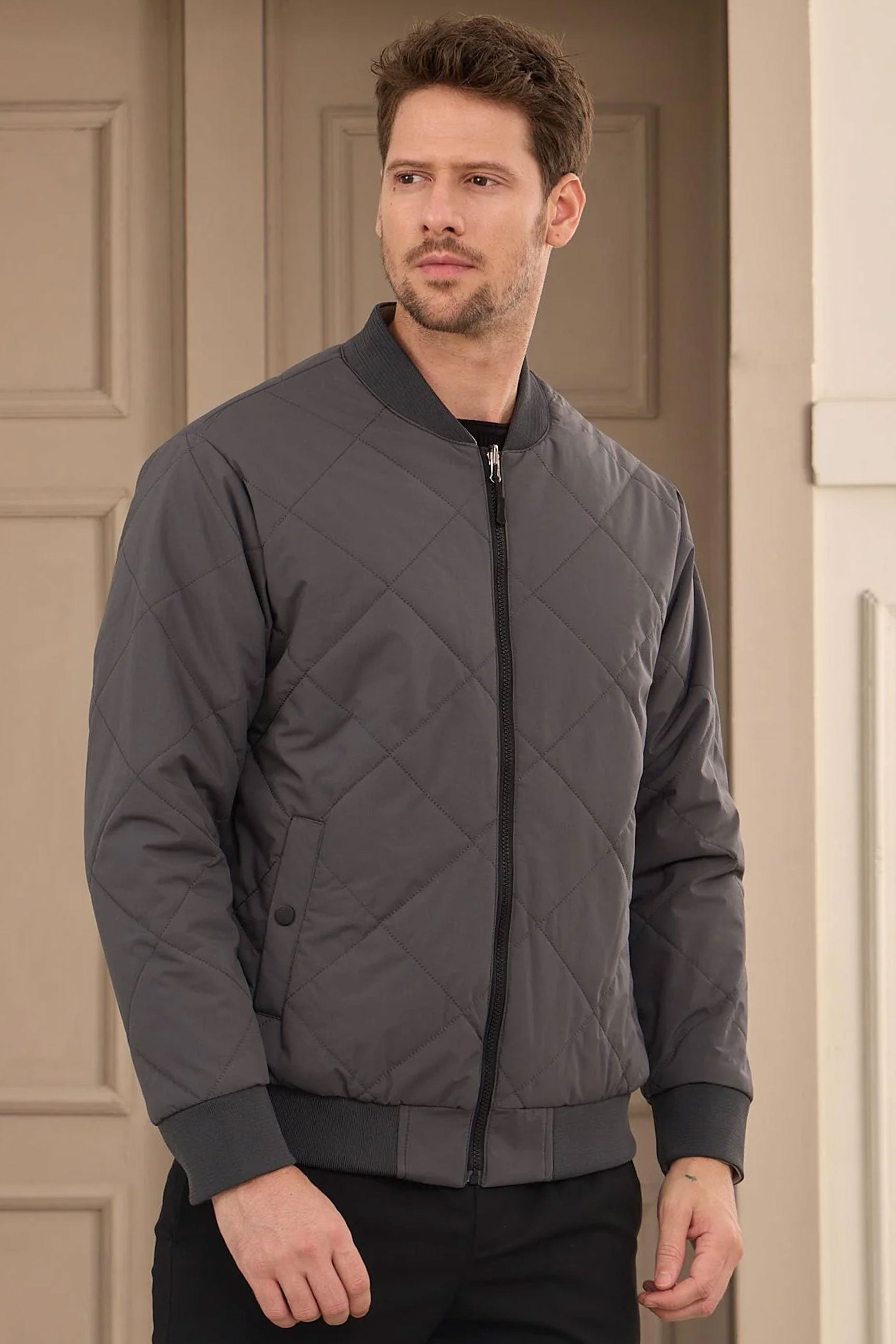Chaqueta bomber acolchada ligera reversible 2 en 1 para hombre, color gris y beige.