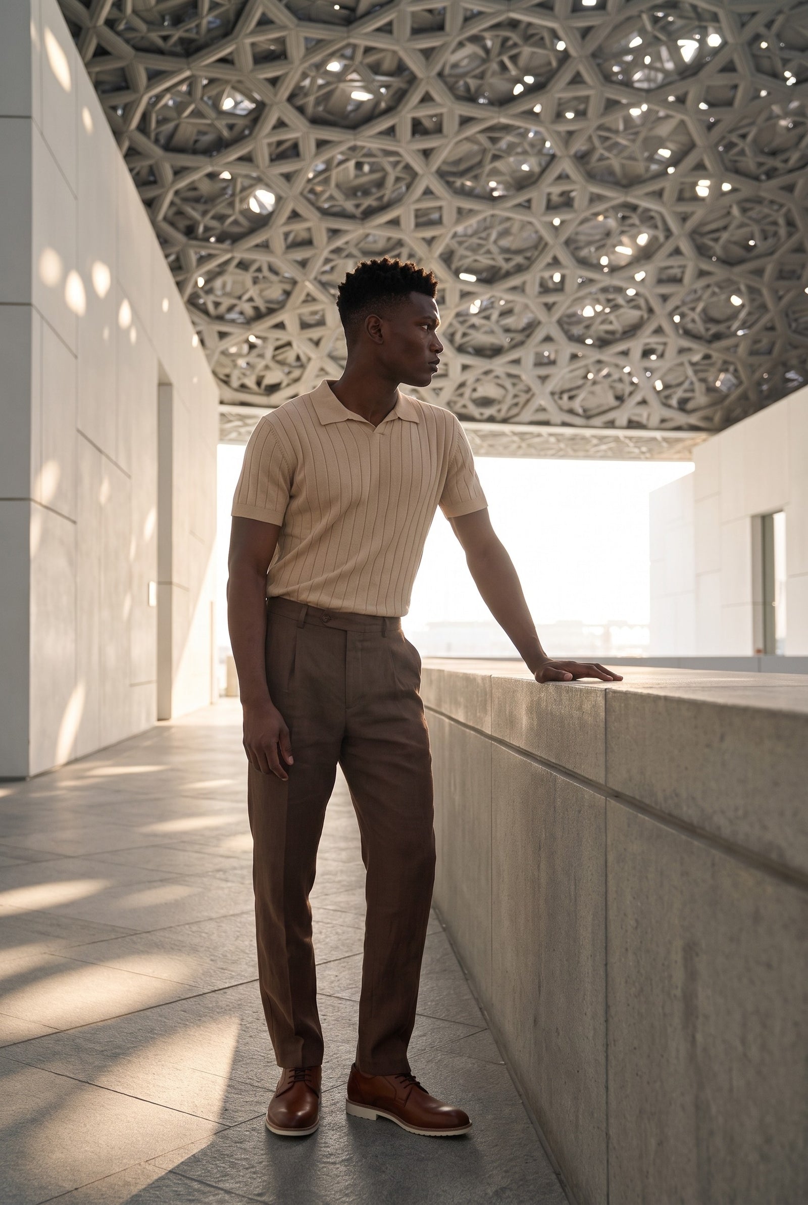 Look #891 styled with Polo de punto acanalado beige para hombre