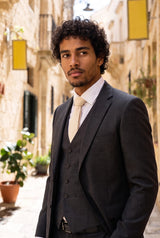 Corbata de hombre color crema con acabado de ante.