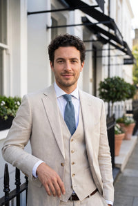 Corbata de hombre azul claro con acabado de ante.