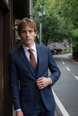 Corbata estrecha lisa de color marrón claro para hombre