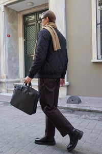 Chaqueta bomber acolchada ligera reversible 2 en 1 para hombre, color negro y beige.