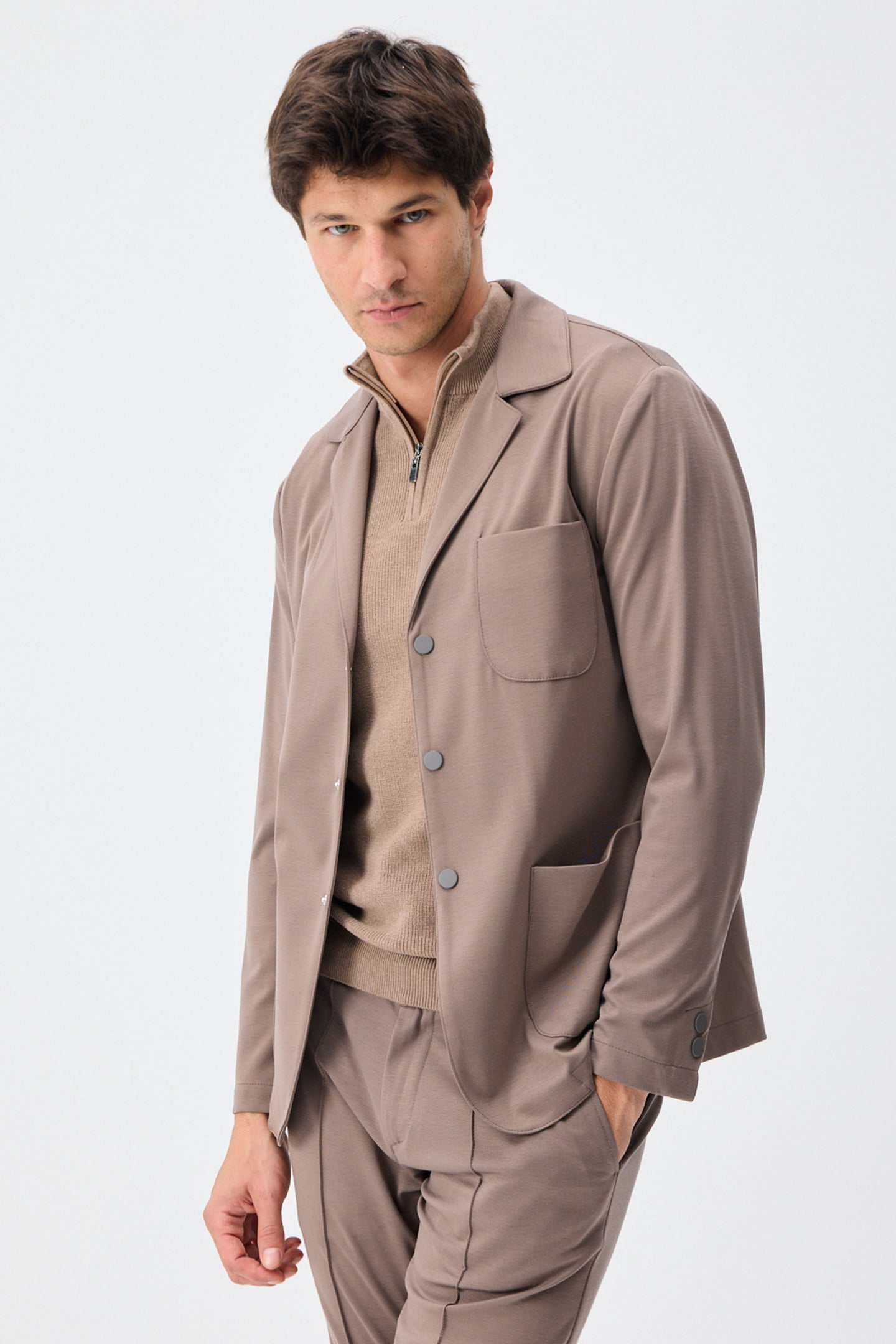 Traje elegante informal de punto suave marrón para hombre (chaqueta tipo blazer y pantalón).