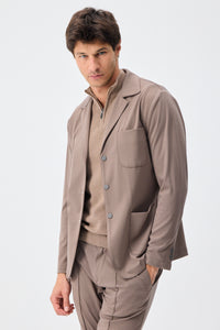 Traje elegante informal de punto suave marrón para hombre (chaqueta tipo blazer y pantalón).
