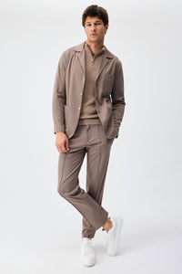 Traje elegante informal de punto suave marrón para hombre (chaqueta tipo blazer y pantalón).