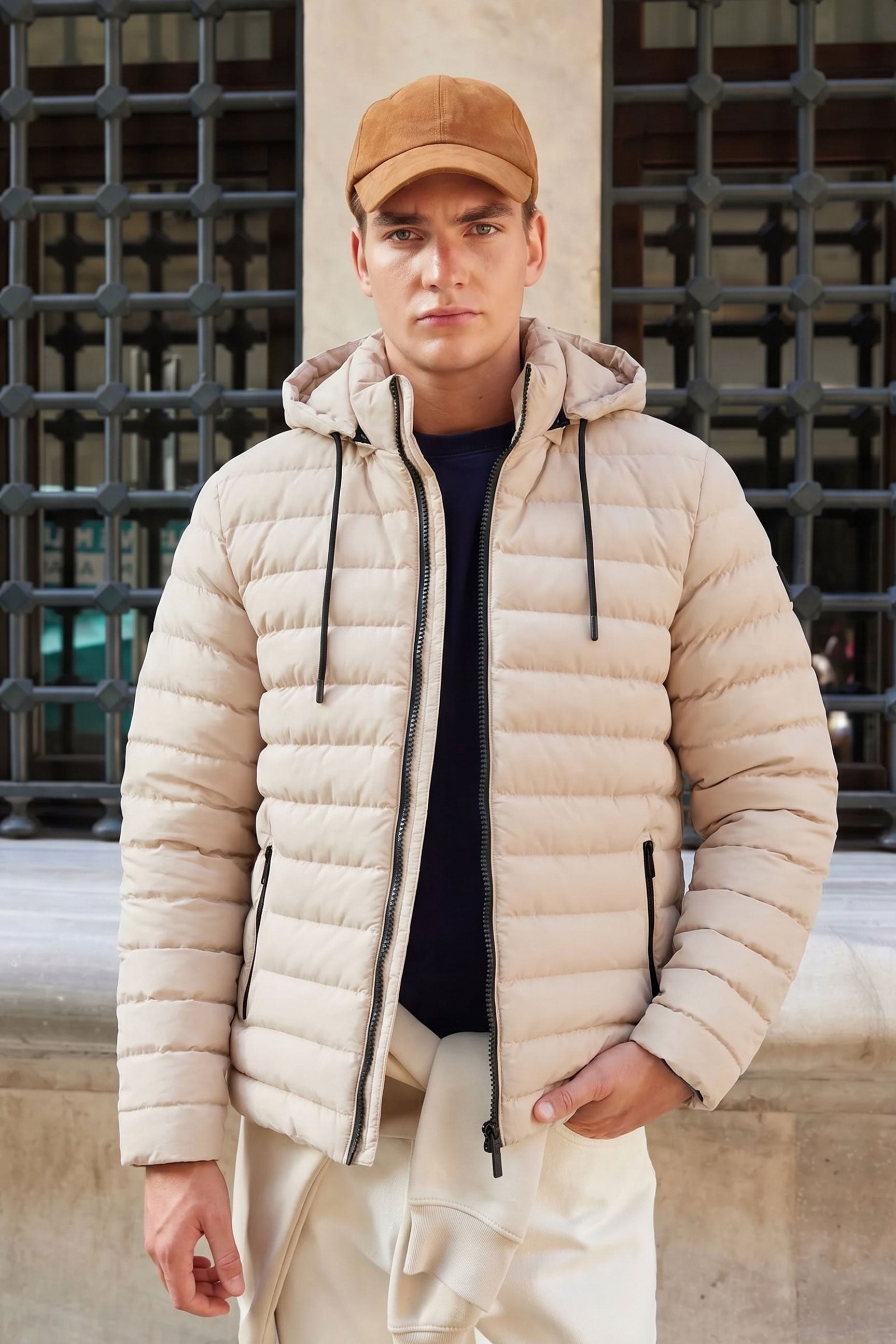 Chaqueta acolchada ligera con capucha y cremallera para hombre, color beige.