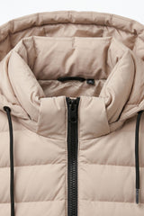 Chaqueta acolchada ligera con capucha y cremallera para hombre, color beige.