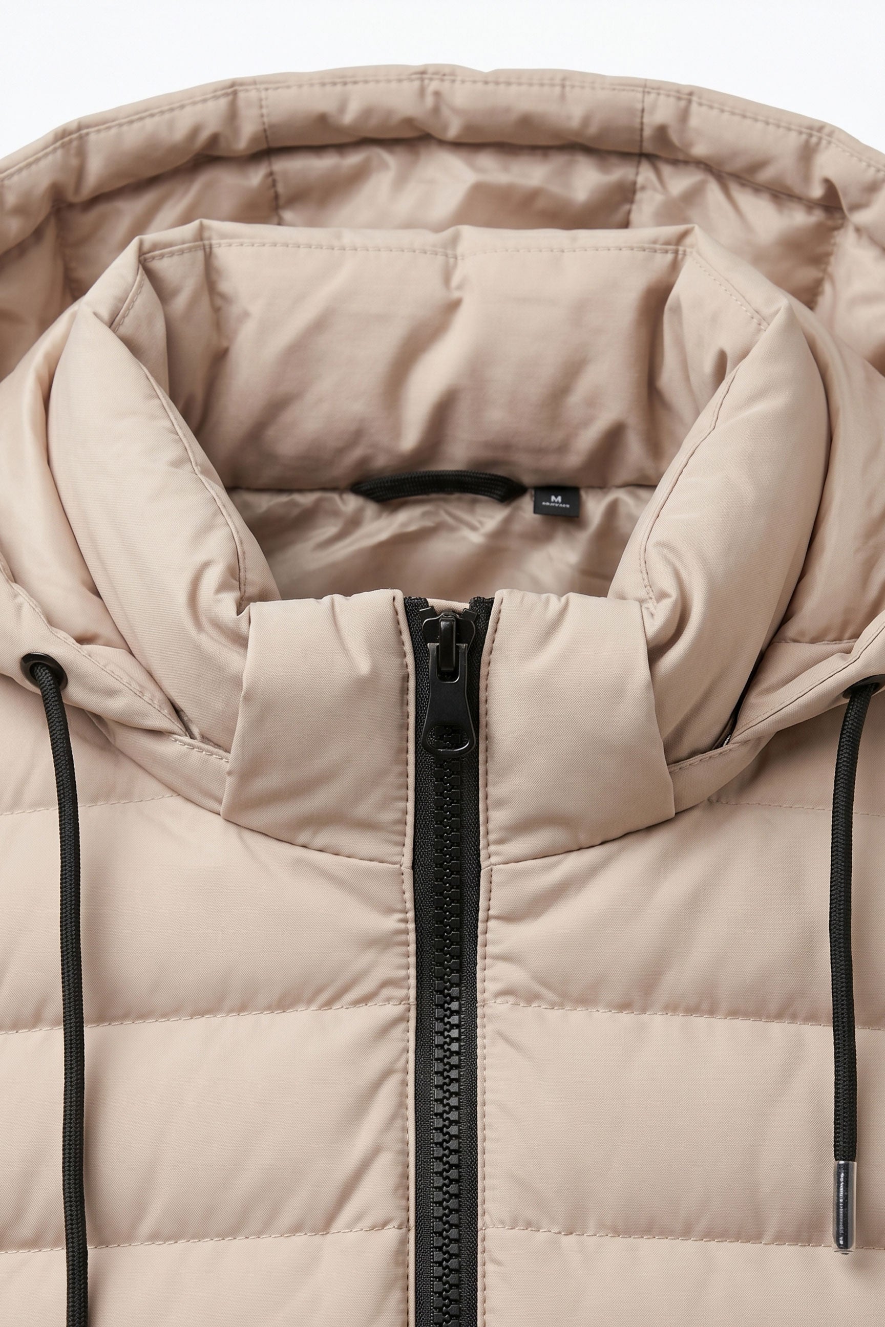 Chaqueta acolchada ligera con capucha y cremallera para hombre, color beige.