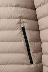 Chaqueta acolchada ligera con capucha y cremallera para hombre, color beige.