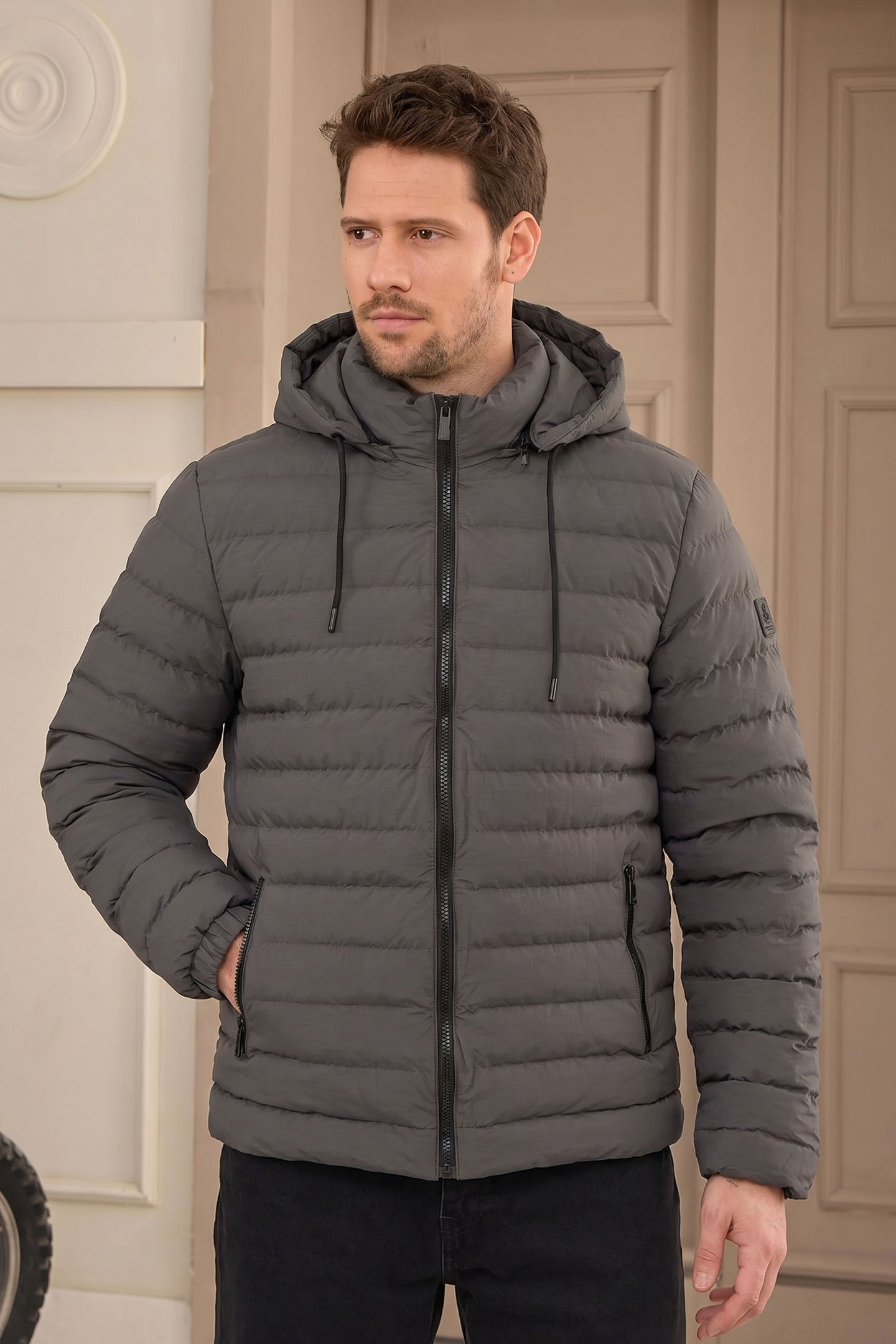 Chaqueta acolchada ligera con capucha y cremallera para hombre, color gris.