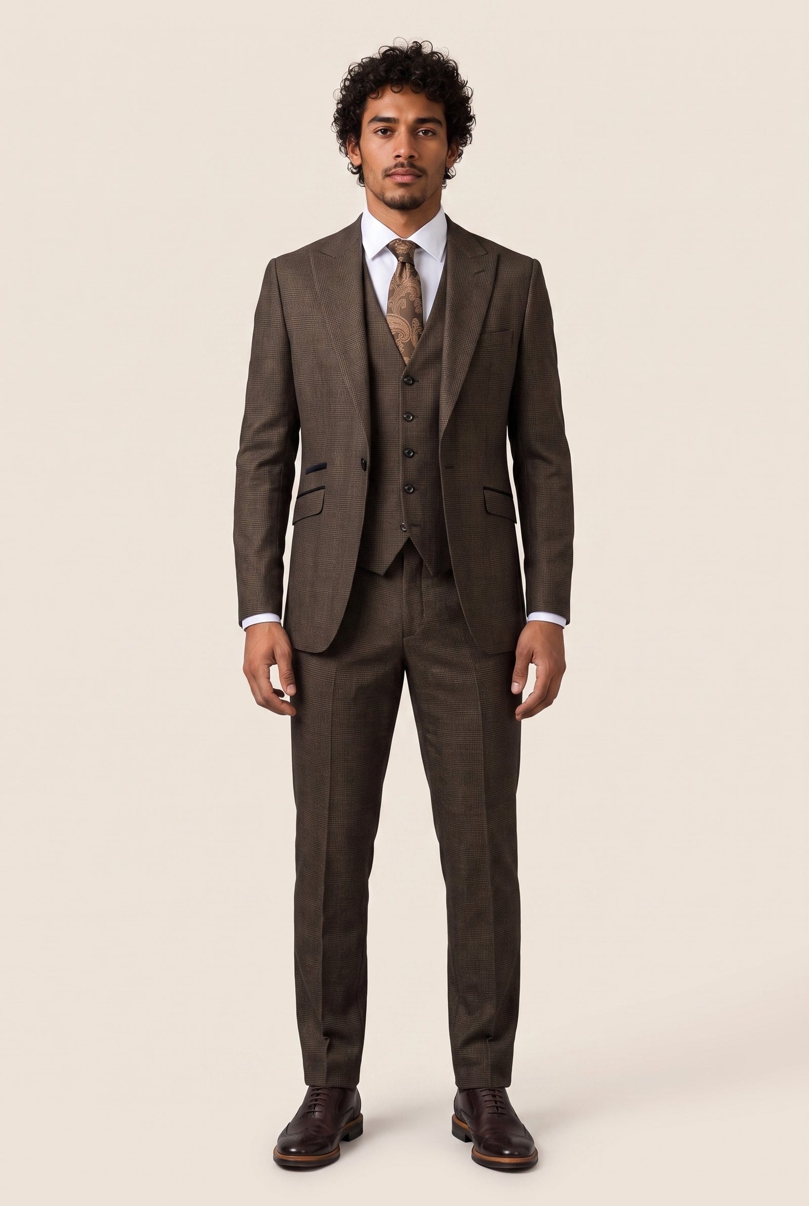 Look #1004 styled with Traje de tres piezas a cuadros para hombre, tweed negro y marrón, corte entallado, ideal para bodas, estilo Peaky Classic.