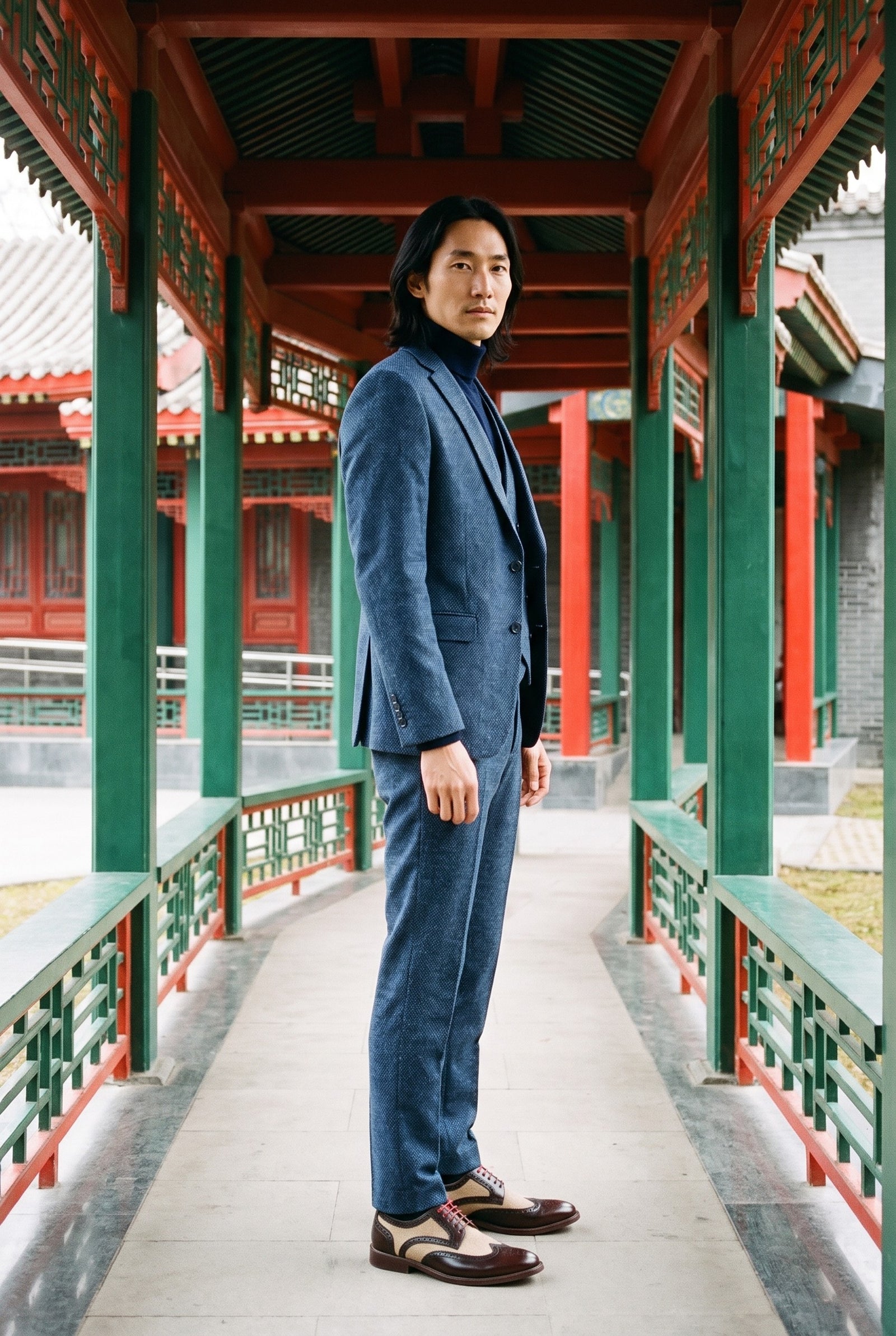 Look #381 styled with Traje de hombre de 3 piezas azul marino con chaleco cruzado.