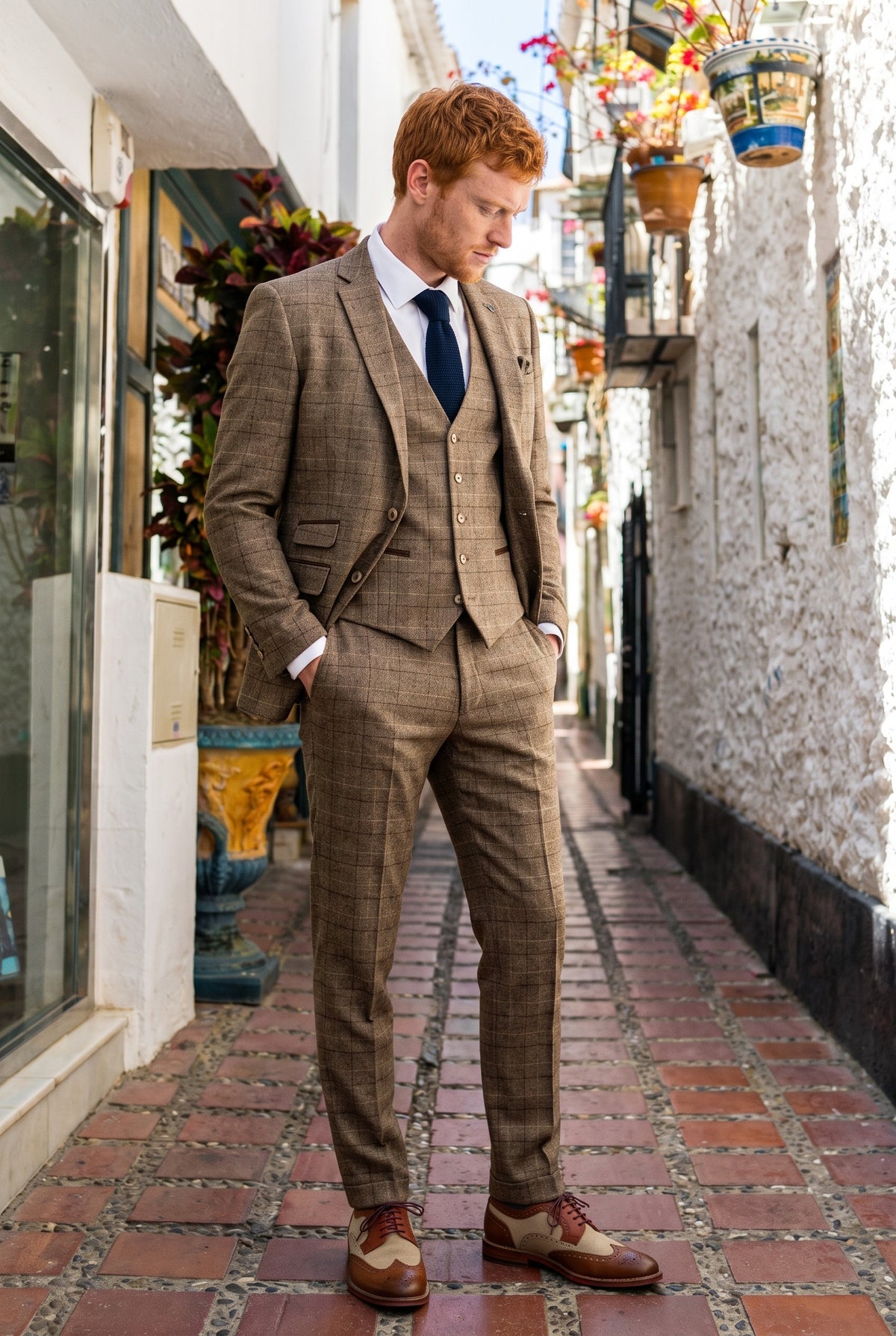 Look #573 styled with Liam - Traje de tres piezas a cuadros marrones para hombre