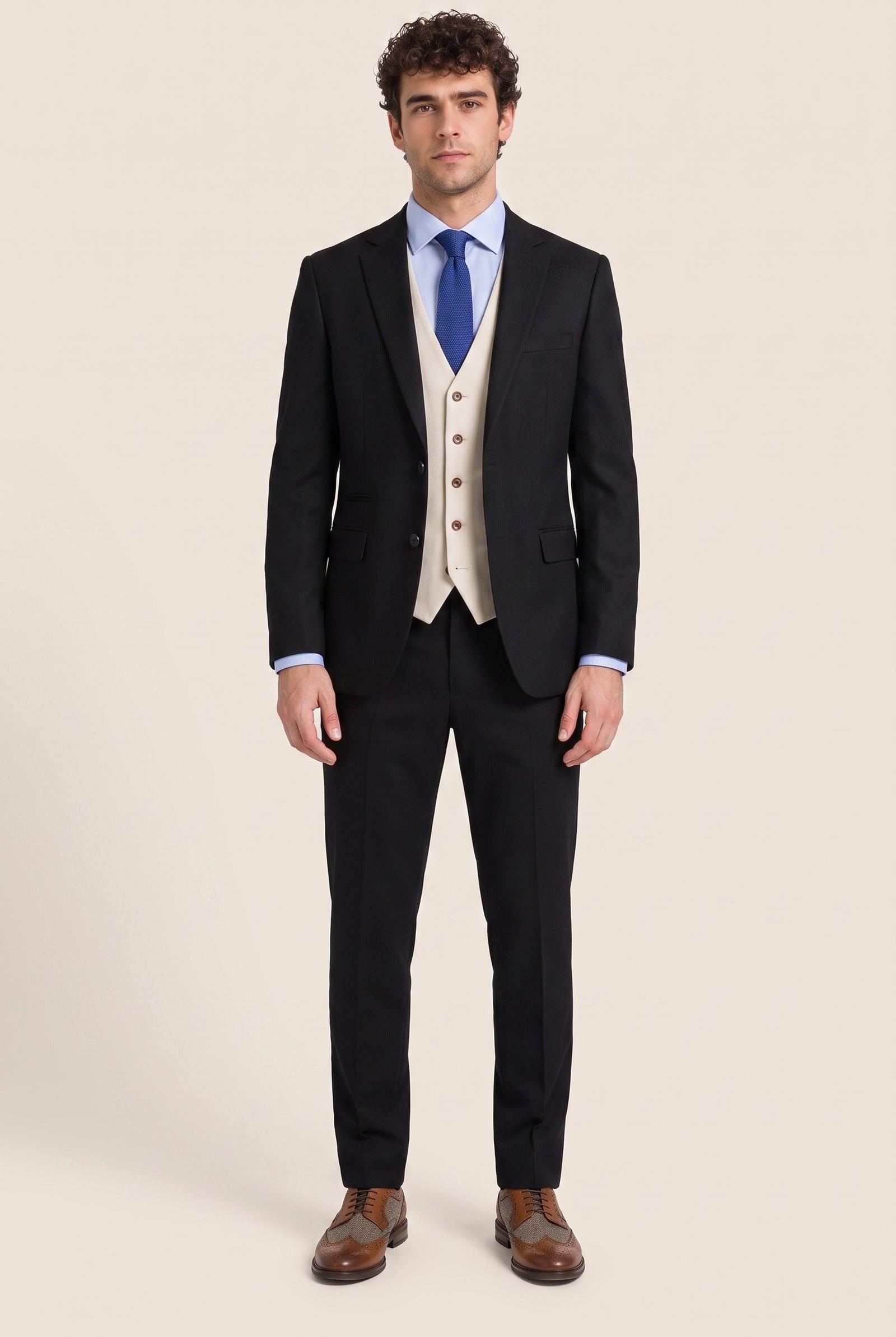 Look #1006 styled with Mayfair - Traje de hombre de 3 piezas negro con chaleco color crema