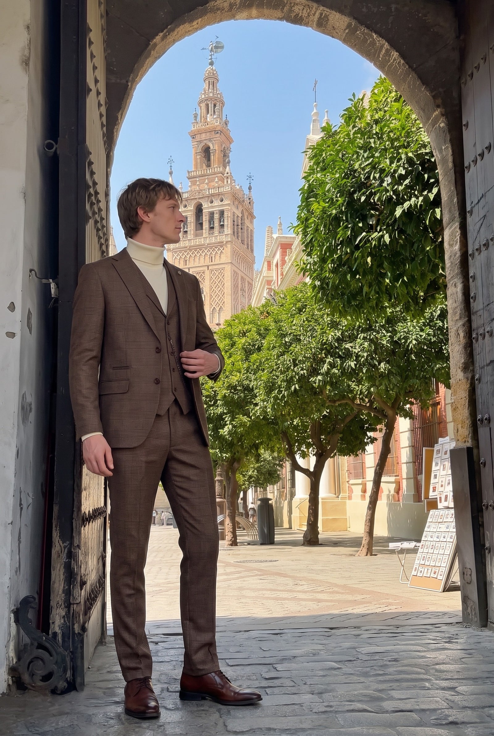 Look #1011 styled with Jersey de cuello alto color crema para hombre, de suave mezcla de viscosa, manga larga, de punto.
