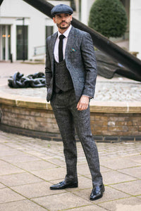 Traje de tres piezas para hombre en gris carbón a cuadros.